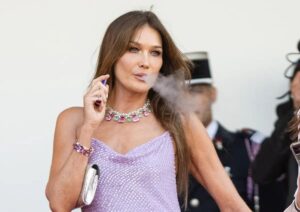 comment s'habiller après 50 ans femme style carla bruni tenues