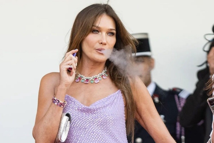 comment s'habiller après 50 ans femme style carla bruni tenues