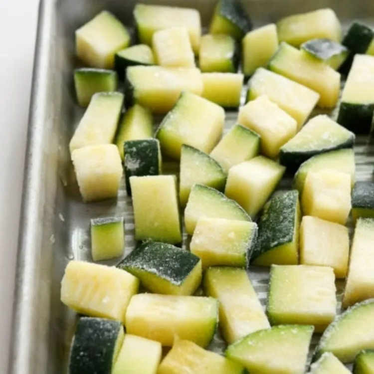 conserver les courgettes au frigo mettre bac légumes frigo morceaux rondelles