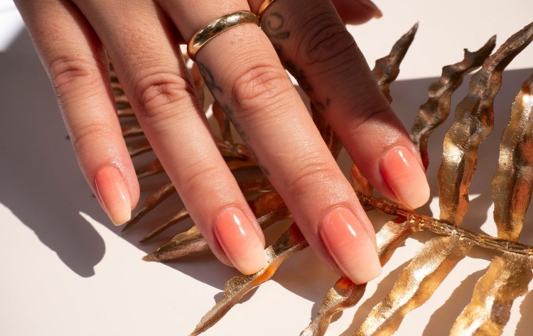 couleur de vernis qui rajeunit pour femme de 60 ans