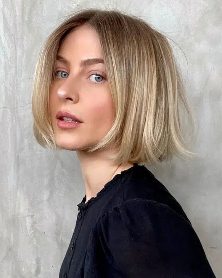 coupe carré blond au niveu du menton cheveux fins femme tendance coiffure rentrée 2023