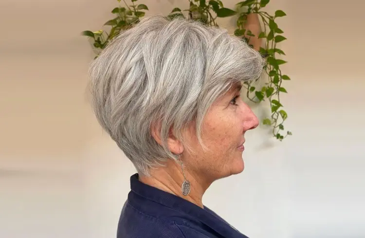 coupe courte cheveux gris femme 60 ans tendance