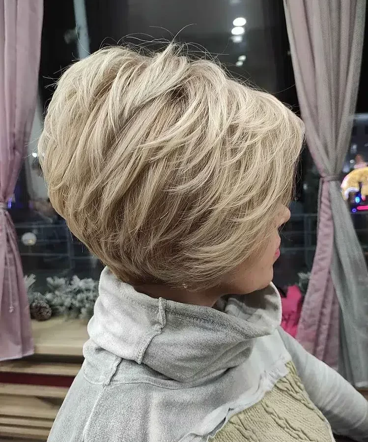 coupe courte feathered cut cheveux courts fins femme 50 ans