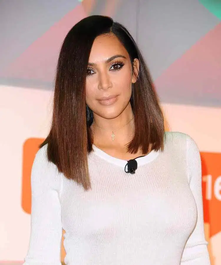 coupe de cheveux anti âge lob asymétrique kim kardashian