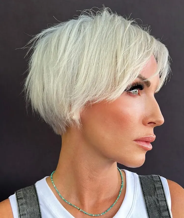coupe pixie bob feathered cut femme 40 ans cheveux courts blond platine tendance coiffure rentrée 2023