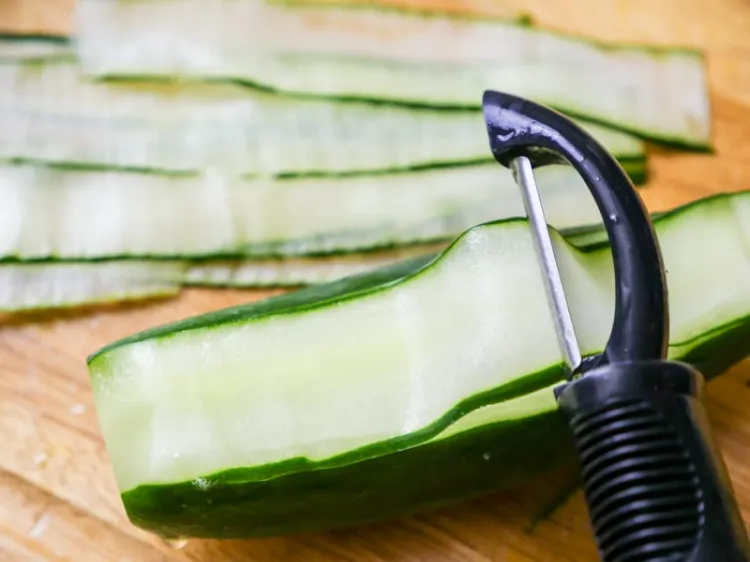 couper un concombre en slices tranches fines pour préparer un apéro facile et original