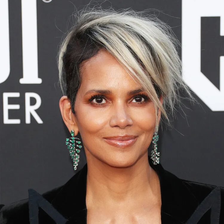 coupes de cheveux qui rajeunissent après 50 ans idées coiffure anti âge halle berry