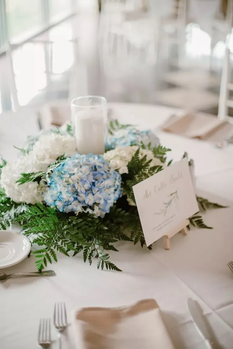decoration de centre de table pour mariage avec hortensia bougie fougère