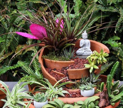 décoration extérieure avec des pots cassés jardin miniature des fées avec des plantes cascade