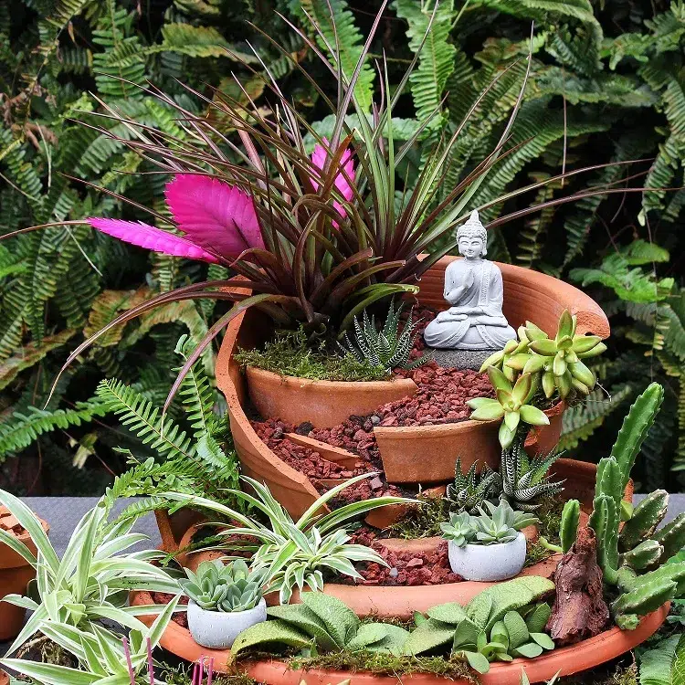 décoration extérieure avec des pots cassés jardin miniature des fées avec des plantes cascade
