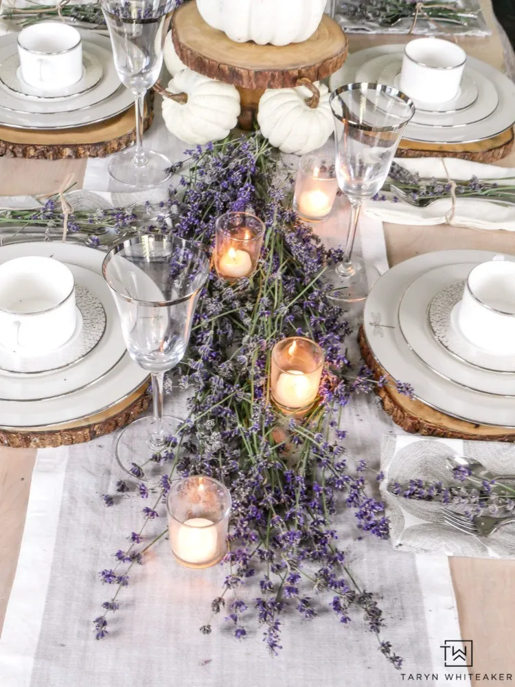 décorer la table avec des bougies des rondelles de bois et de la lavande