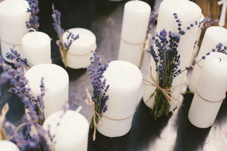 des bougies blanches avec lavande décoration facile à faire soi même