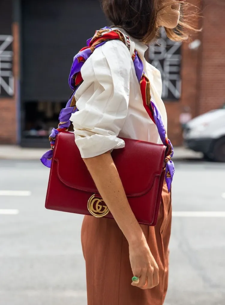 idée pour accessoiriser son sac à main avec un foulard carré en soie hermès femme top astuces mode rentrée 2023
