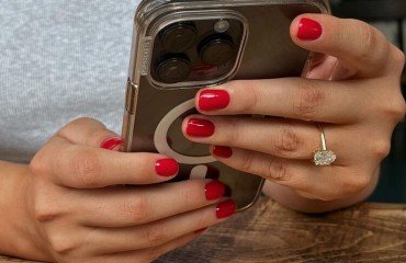 manucure rentrée 2023 vernis rouge nail art classique