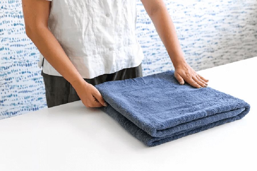 plier les serviettes de bain en carré