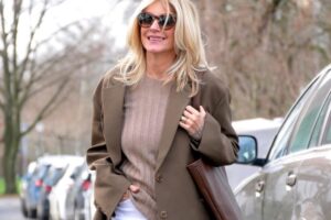 quel haut avec un blazer pour être tendance femme 50 ans