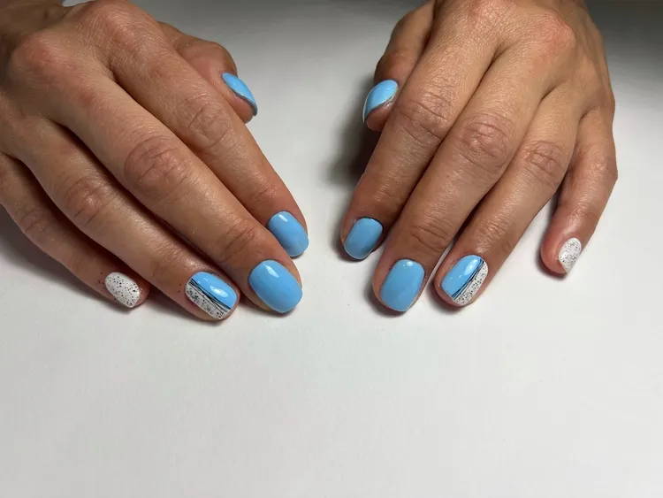 quelle couleur pour les ongles en 2023 manucure août nail art bleu