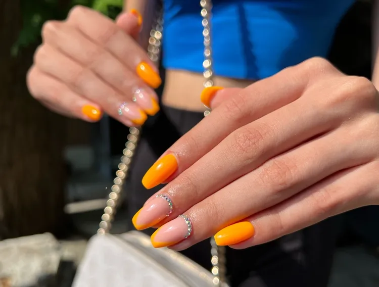 quelle couleur pour les ongles en 2023 manucure orange avec strass