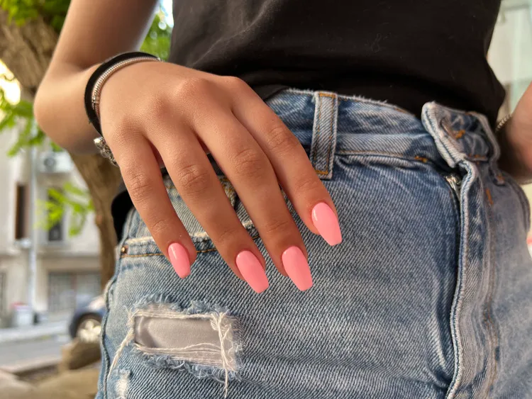 quelle couleur pour les ongles en 2023 manucure rose barbie