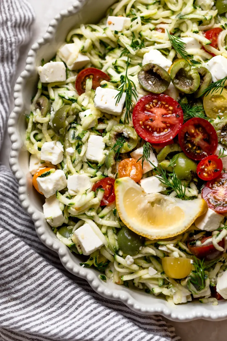 salade crecque avec des courgettes feta tomates et olives vertes