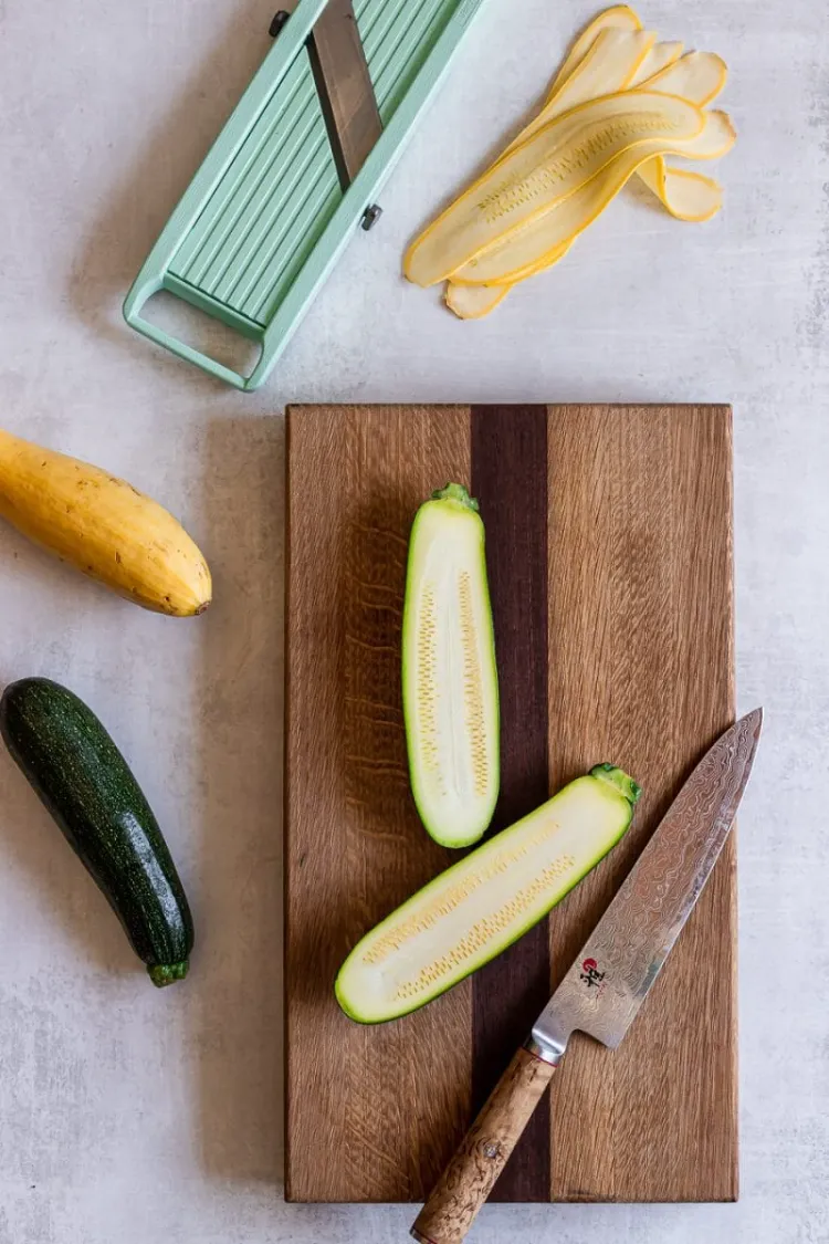 salade de courgettes crues avec du fromage et mais