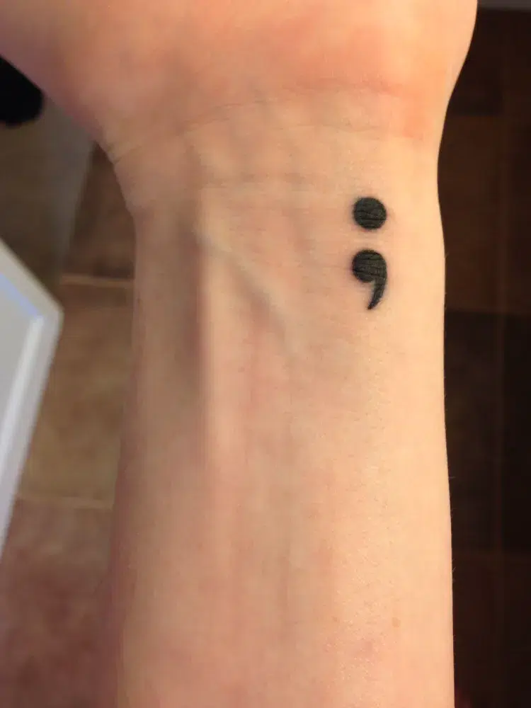 tatouage point virgule poignet femme homme signification symbolique