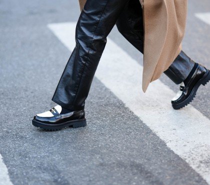 tendance chaussures automne 2023 femme 50 ans mocassins noirs cuir chunky plates talons