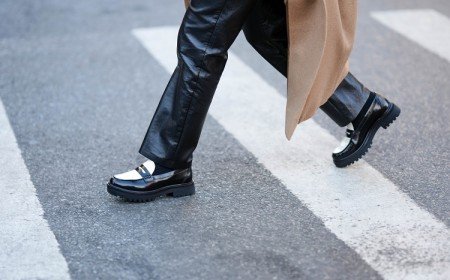 tendance chaussures automne 2023 femme 50 ans mocassins noirs cuir chunky plates talons