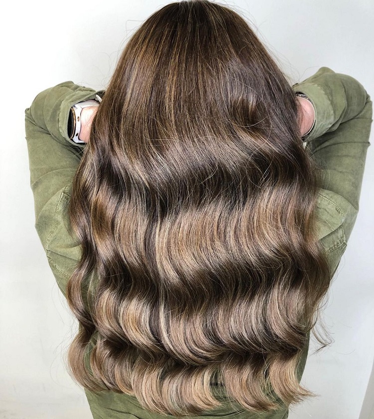 tendance coloration brune latte glaze hair femme cheveux longs ondulés rentrée 2023
