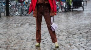 tendance mode jean femme rentrée automne 2023 denim marron