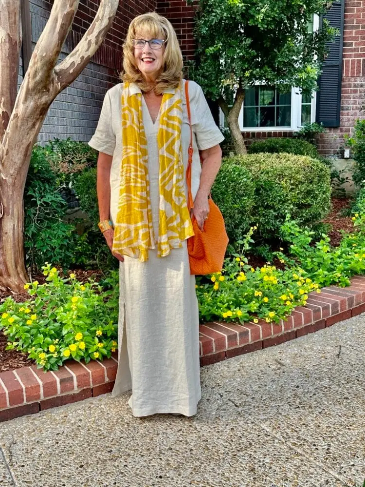 tenue moderne femme 60 ans robe lin