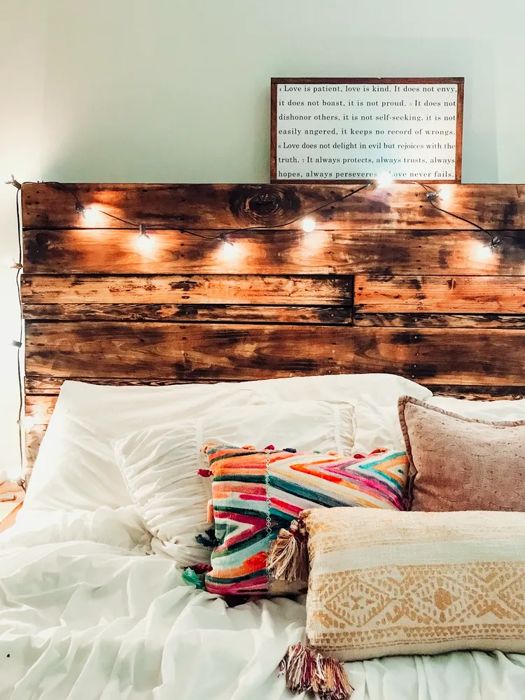 tête de lit en palette fait maison déco chambre rustique guirlande lumineuse comment faire une tête de lit originale