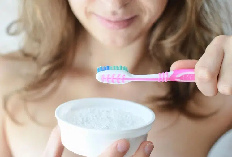 blanchir ses dents avec du bicarbonate de soude