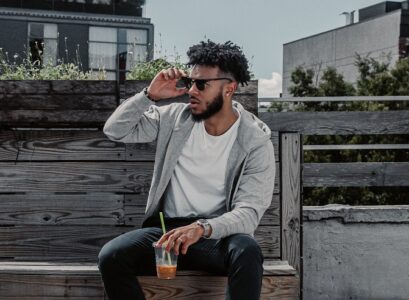 comment porter le sweatshirt gris mode homme