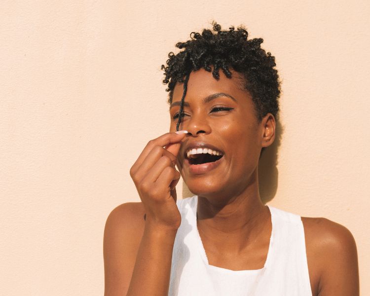 coupe pixie pour cheveux frisés 7 idées pour femmes de 30 à 70 ans