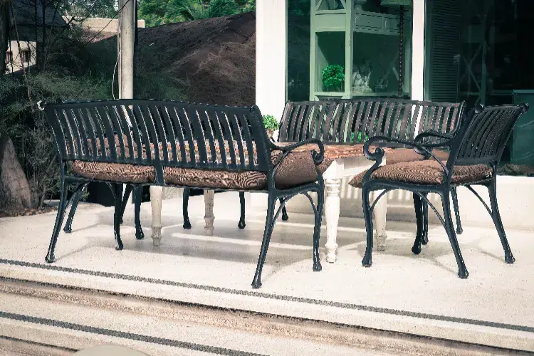 protection comment hiverner un salon de jardin conseils protection bois pvc resine meubles table chaises