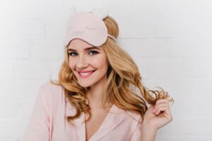 quelle coiffure pour dormir sans abimer boucles tresse chignon haut longs