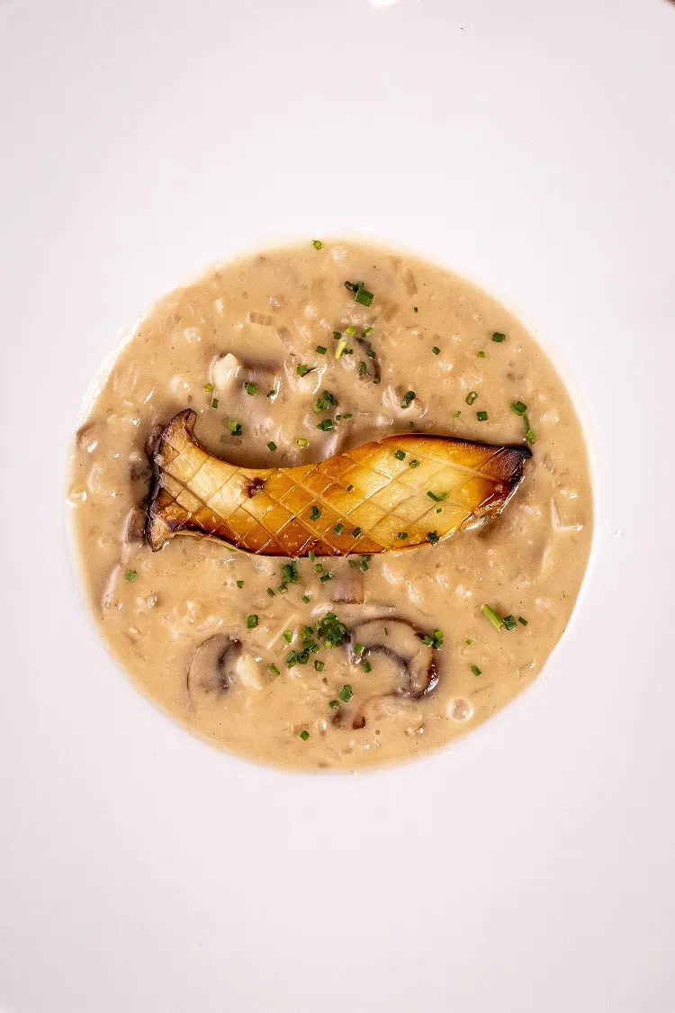 velouté de champignons et châtaignes avec du foie gras poêlé