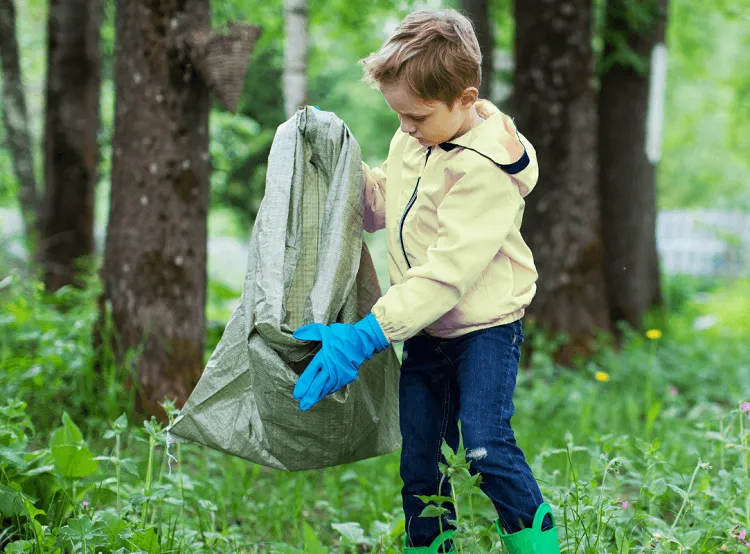 apprendre à vos enfants à ramasser les déchets dans la nature pour préserver l'environnement