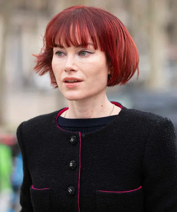 blunt bob avec frange effilée femme cheveux rouges coloration rousse tendance automne 2023