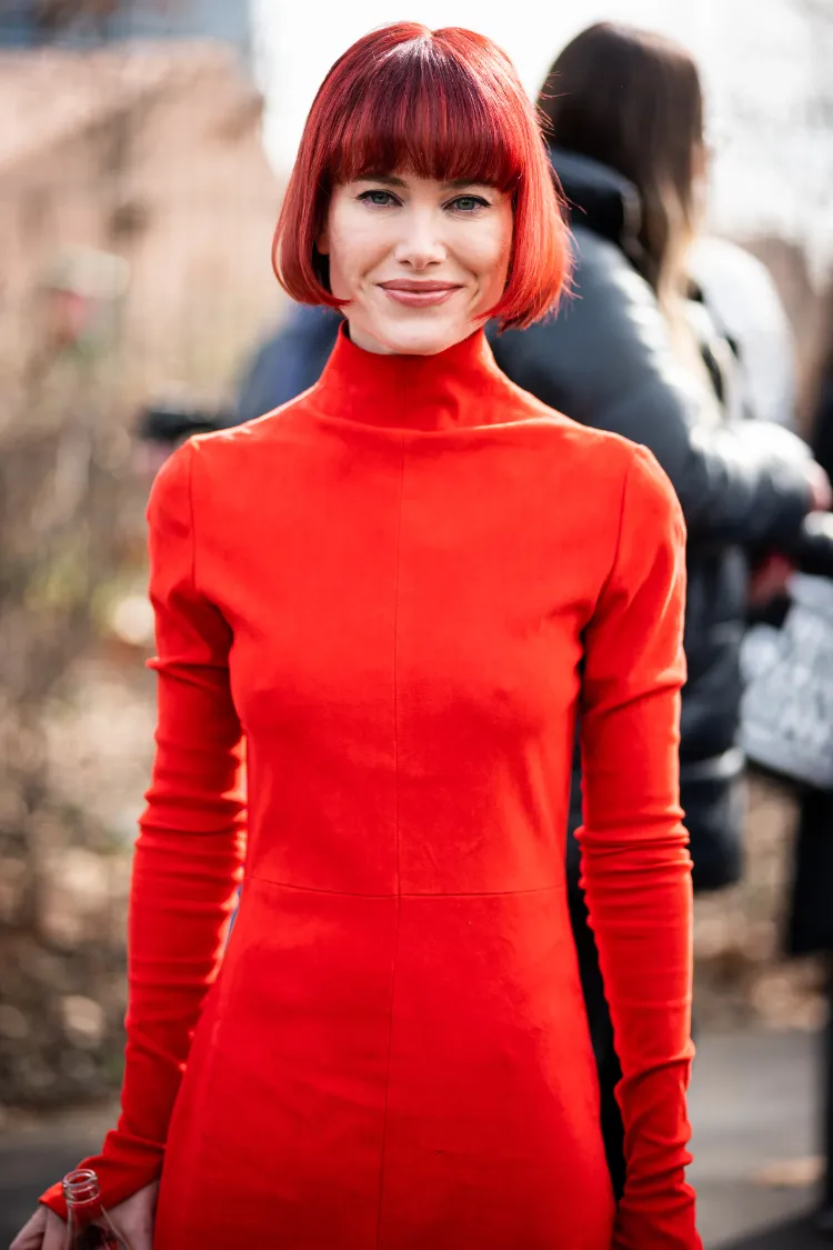 blunt bob avec frange effilée femme coupe coute cheveux rouges coloration tendance automne 2023