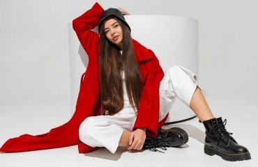 fashionable,model,in,stylish,hat,,red,coat,and,boots,posing