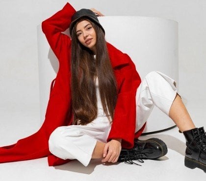 fashionable,model,in,stylish,hat,,red,coat,and,boots,posing