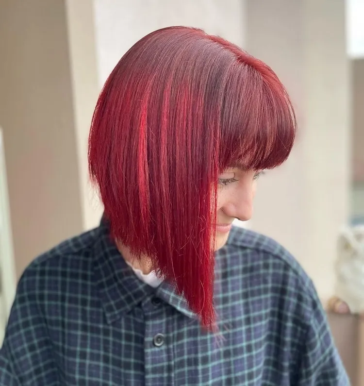 carré court plongeant roux avec frange coloration rouge incendiaire vif femme tendance coiffure automne 2023