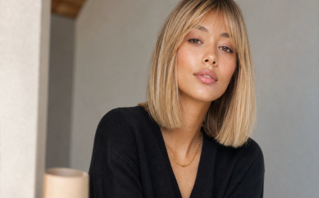 Carré épaule lisse blond avec frange rideau légère, cheveux fins automne 2023