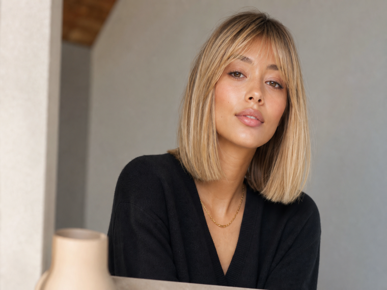 Carré épaule lisse blond avec frange rideau légère, cheveux fins automne 2023
