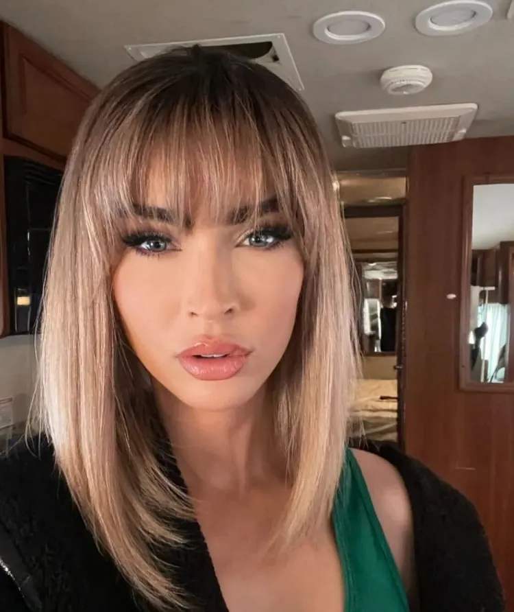 carré long tendance lob coupe de cheveux avec une frange effilée femme automne 2023 megan fox