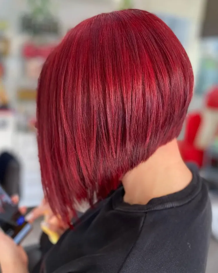 carré plongeant lisse roux femme coloration tendance cheveux rouges red velvet bob