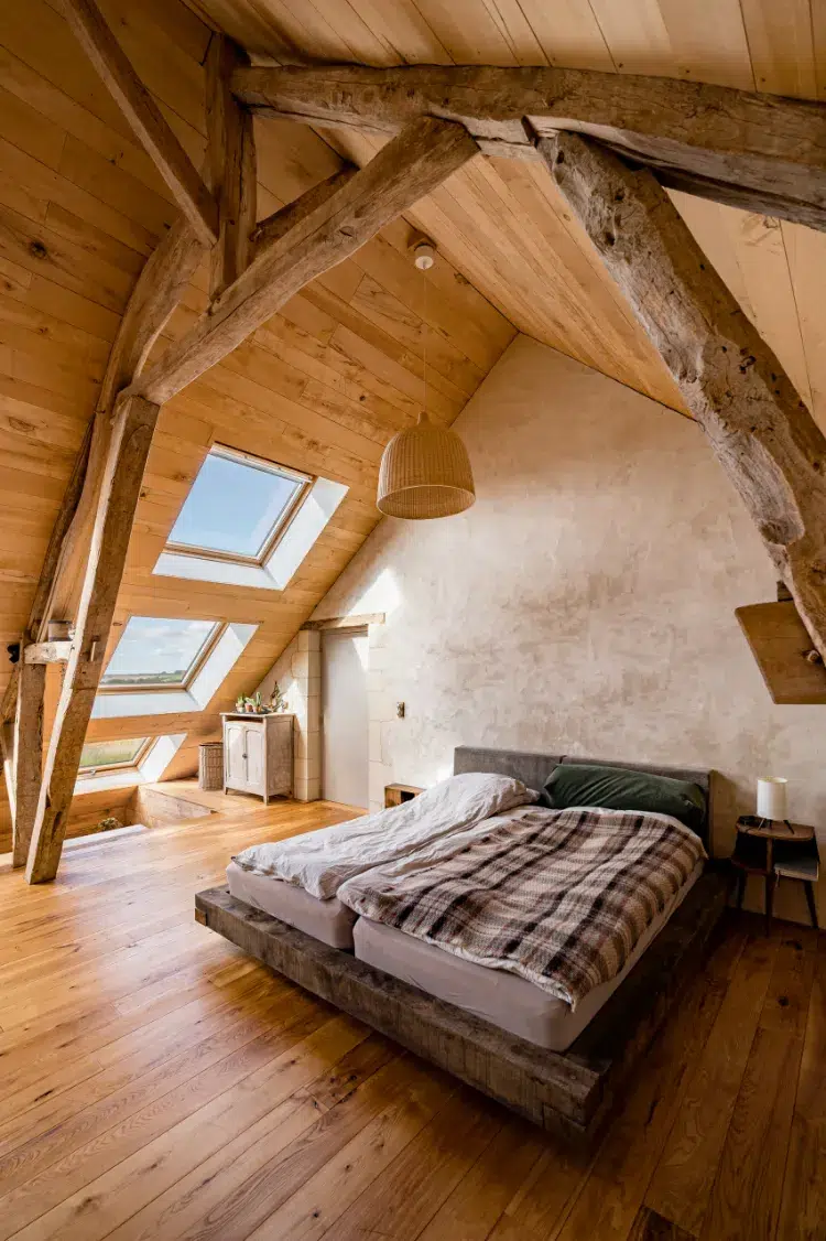 chaleureuse chambre avec plafond en bois
