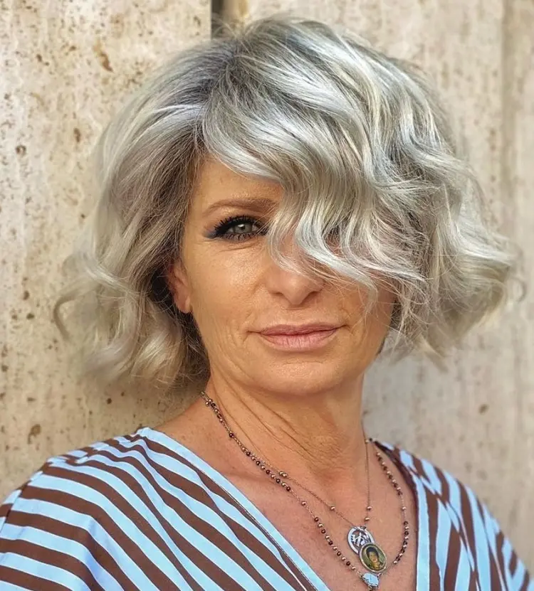 cheveux gris bouclés femme 50 ans coiffure courte automne